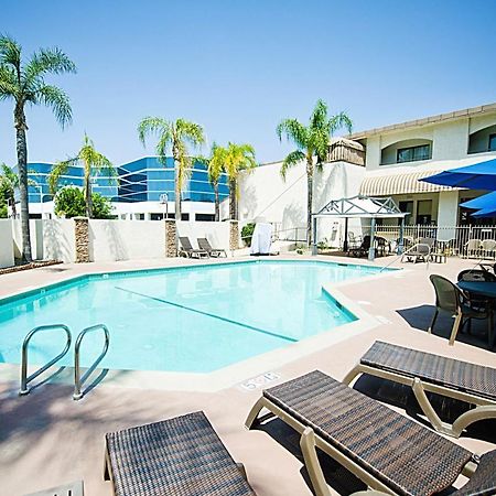 Hotel D'Lins Ontario Airport Екстериор снимка
