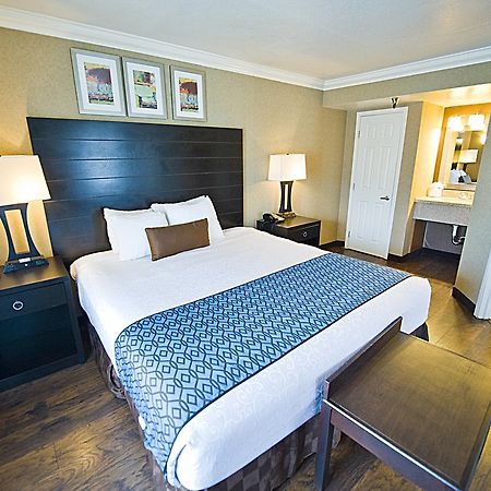 Hotel D'Lins Ontario Airport Екстериор снимка