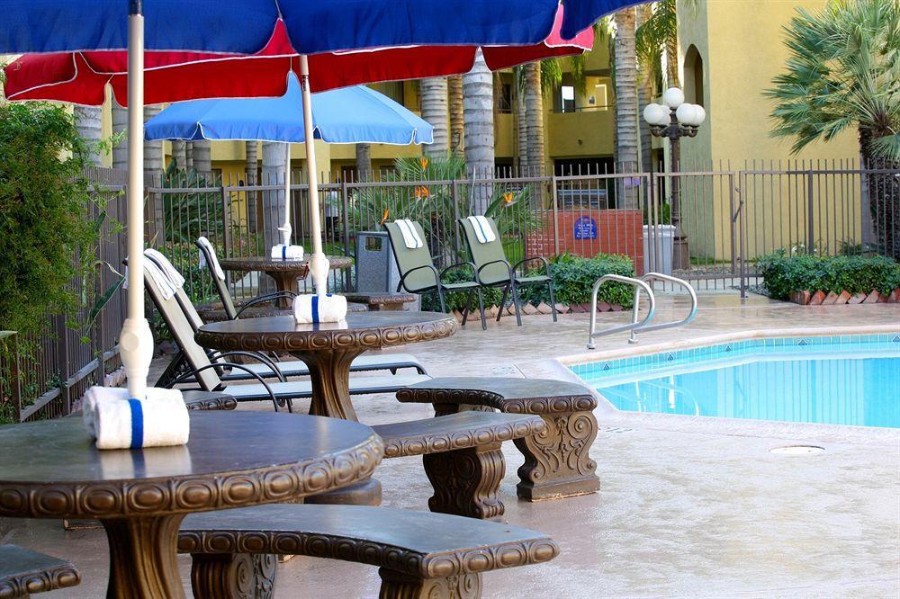 Hotel D'Lins Ontario Airport Екстериор снимка