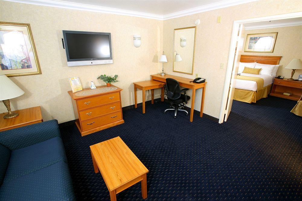 Hotel D'Lins Ontario Airport Екстериор снимка