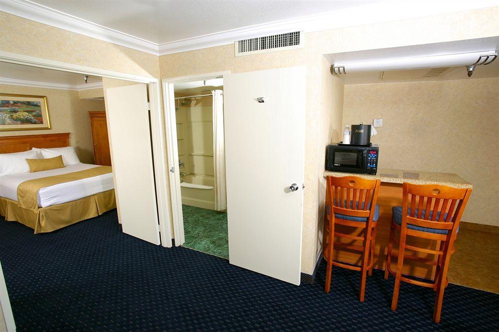 Hotel D'Lins Ontario Airport Екстериор снимка