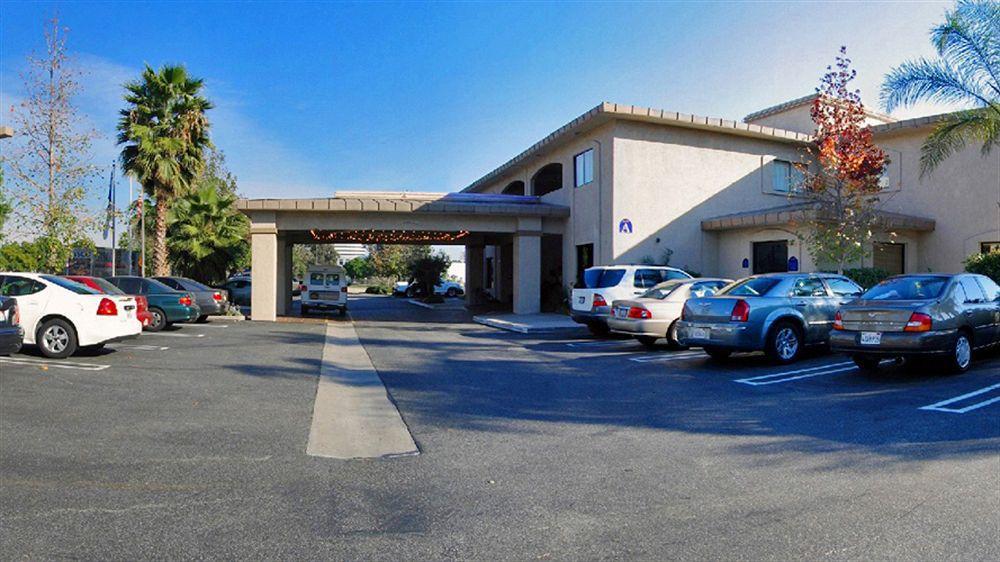 Hotel D'Lins Ontario Airport Екстериор снимка