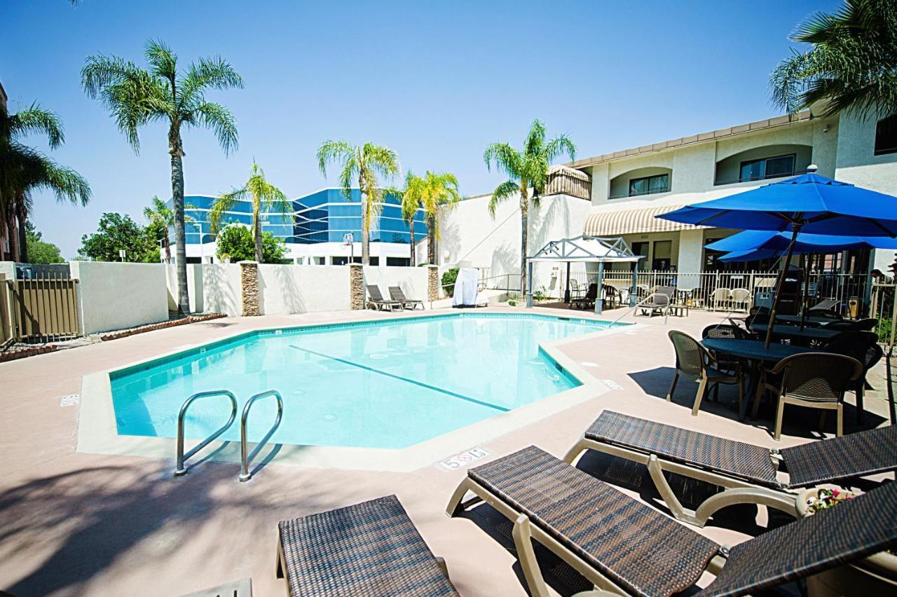 Hotel D'Lins Ontario Airport Екстериор снимка