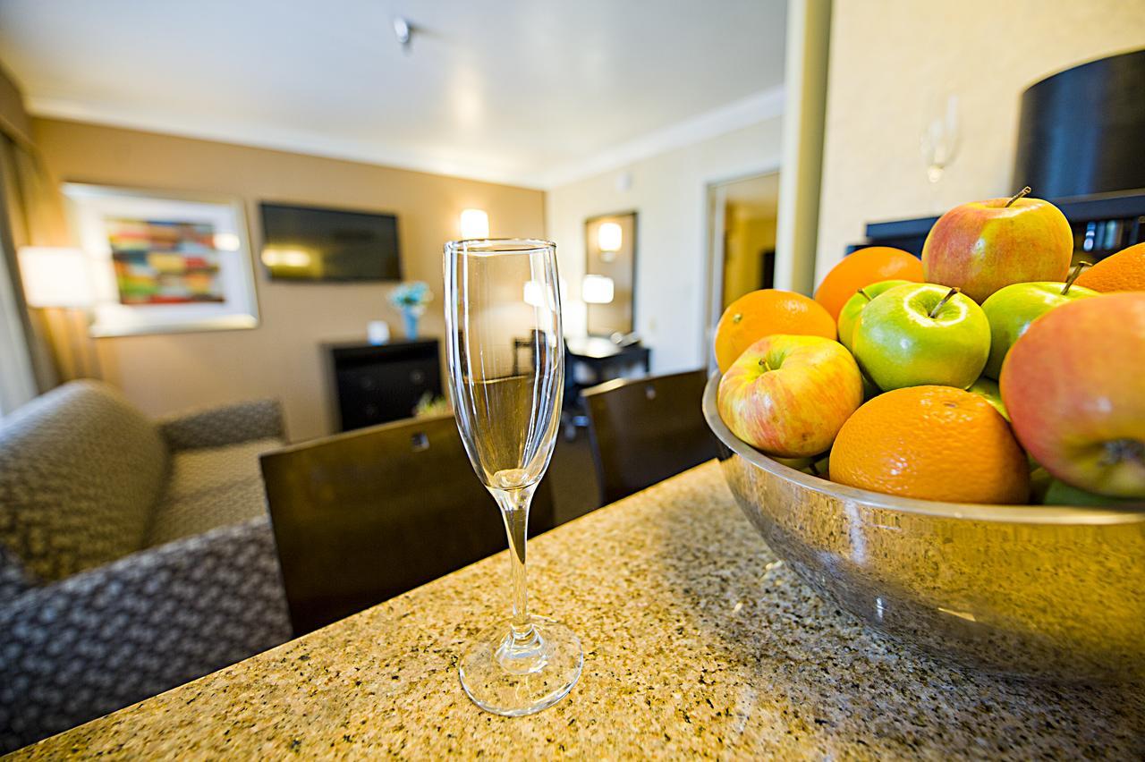 Hotel D'Lins Ontario Airport Екстериор снимка