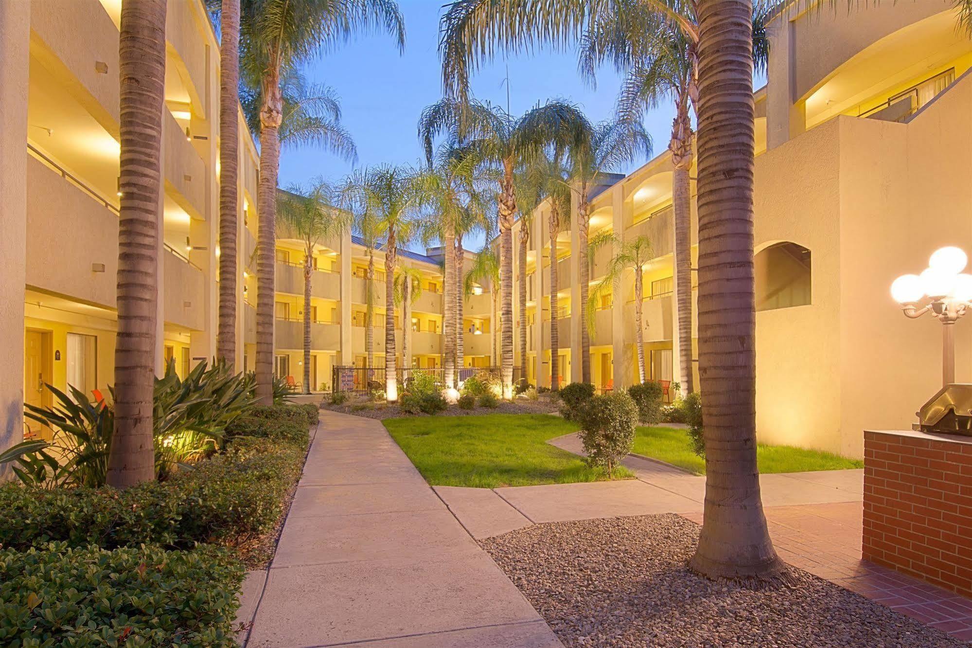 Hotel D'Lins Ontario Airport Екстериор снимка