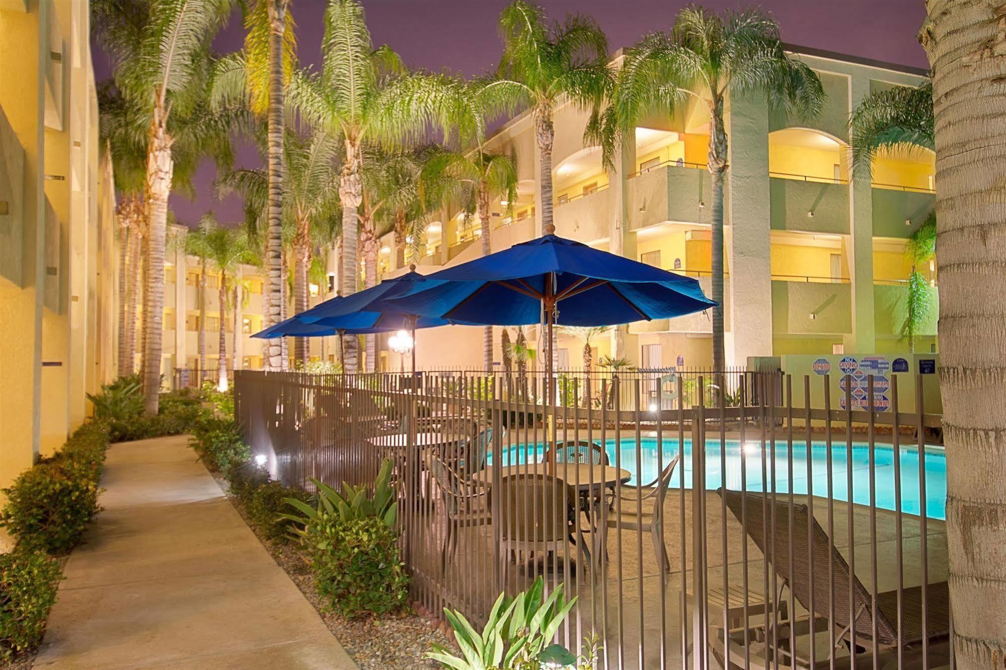 Hotel D'Lins Ontario Airport Екстериор снимка